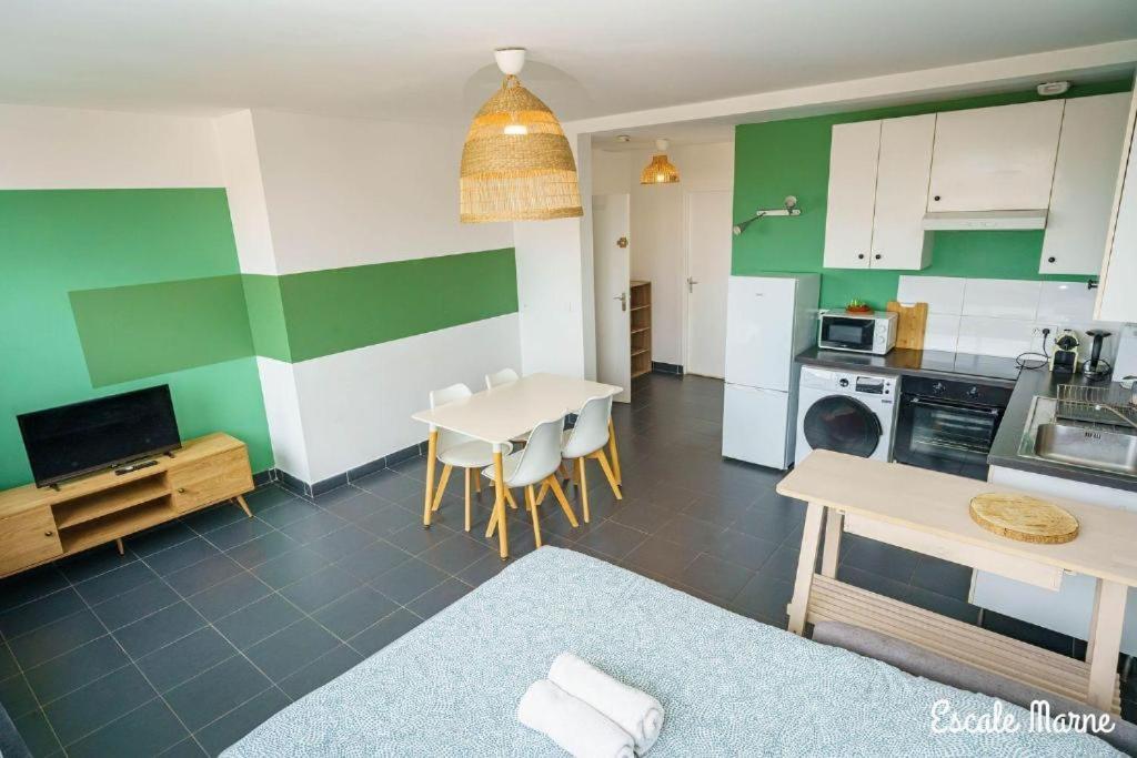 Escale-Marne Fr - 202 - Free Parking - Free Luggage Storage - All Equipped - Linen Included - Washing Machine - 10Mn Walk Metro 8 - Rer A - Panoramic View - From 1 To 14 Guests メゾン・アルフォール 部屋 写真